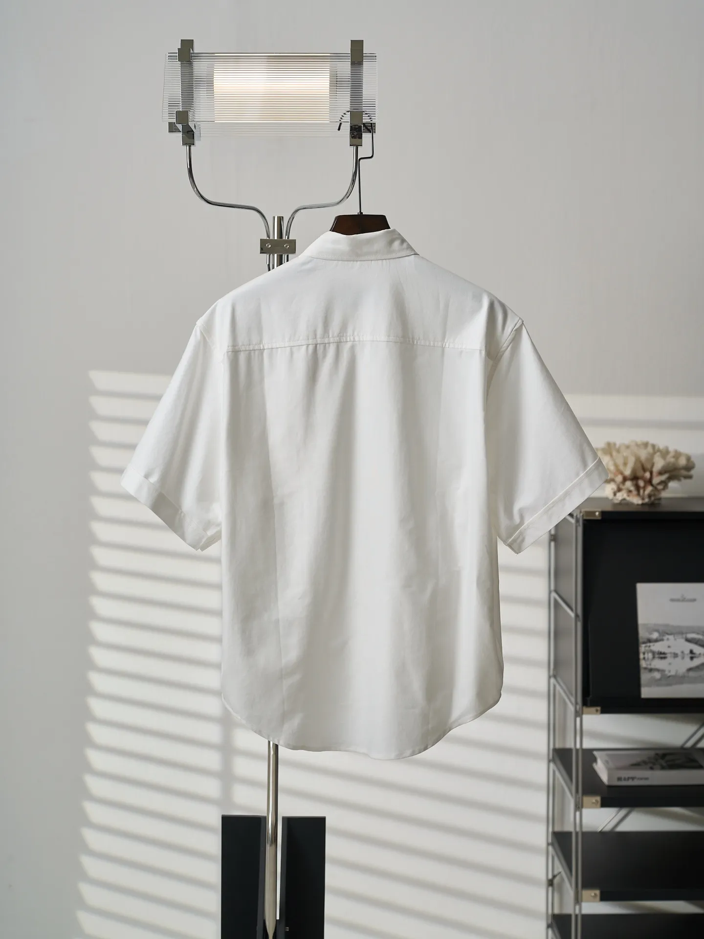 [Real auction] AMI/Amy love heart embroidered short-sleeved shirt [In Stock] 37 38 39 40 Customized high-density double-ply Oxford spinning, tight and smooth, comfortable and close to the skin, a touch of simple white, as pure as ever, elegant and self-evident. Black silk thread dances on the chest with love embroidery, low-key and powerful, with pockets as the boundary, hiding the French romance. It is the ultimate simplification of color, and uses the ultimate restraint to interpret the effortless sense of luxury. Adopt imported machine embroidery technology, use advanced computer control system and precision mechanical components to realize Ami's love embroidery operation with high precision. The lines are smooth and delicate. The fabrics have been washed and have a better hand feel. It is not easy to deform, not easy to shrink, not easy to fade, and maintains long-term beauty and loose fit.